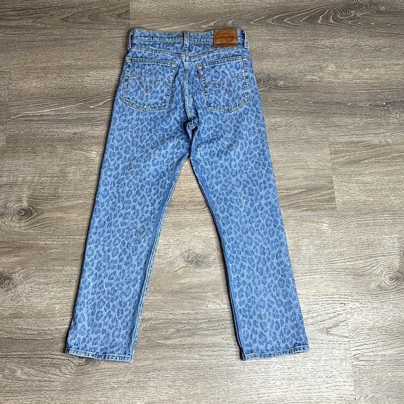 Levi’s High Rise Animal Print Wedgie Straight Fit Cropped Jeans Blue Size 25 - Picture 9 of 15